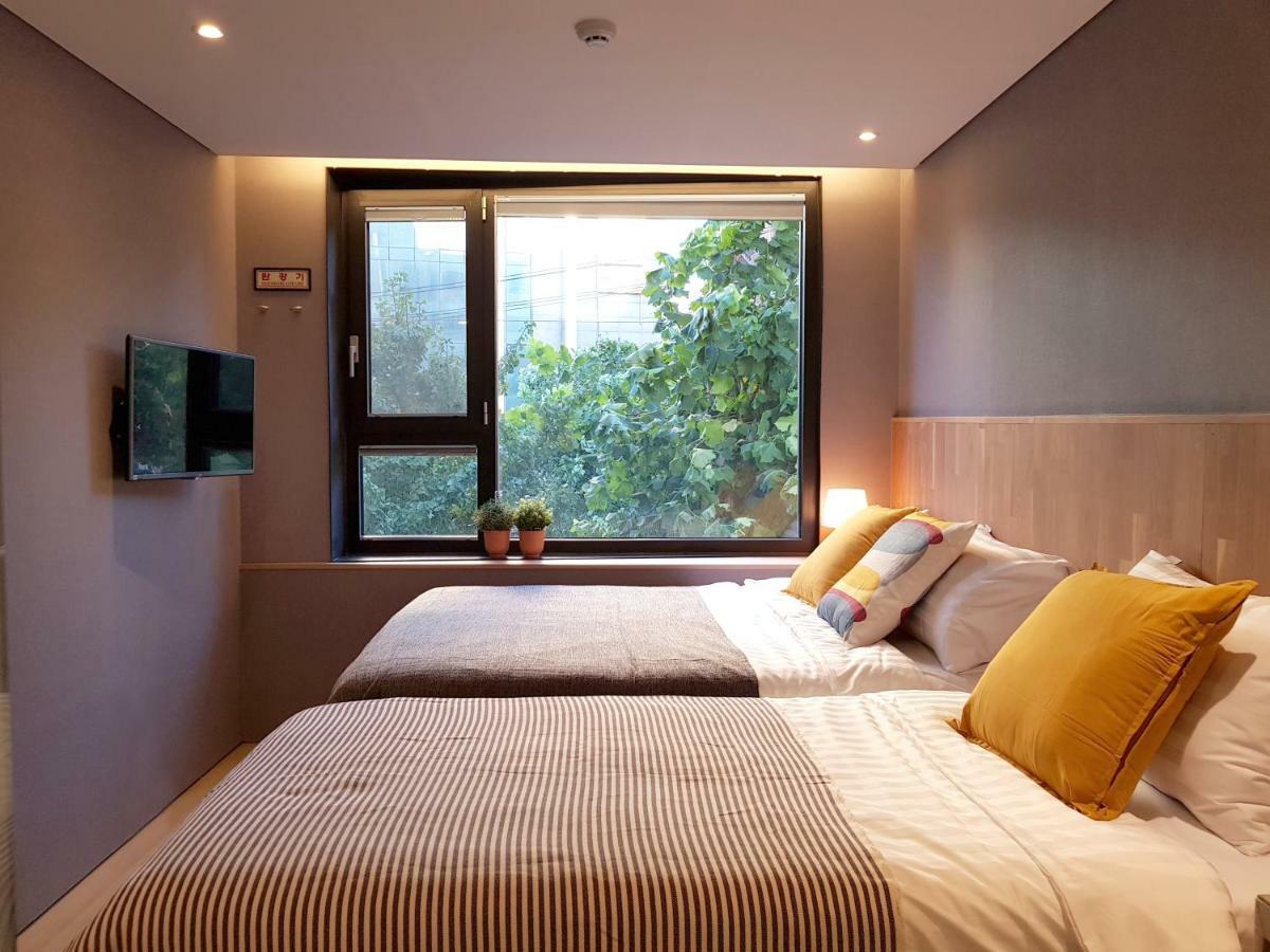 Cleo Hongdae Hostel *
